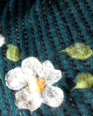 Poncho impaslit cu flori de musetel