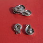Melc argintiu partial antichizat aprox 23x17x3.5 mm