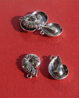 Melc argintiu partial antichizat aprox 23x17x3.5 mm