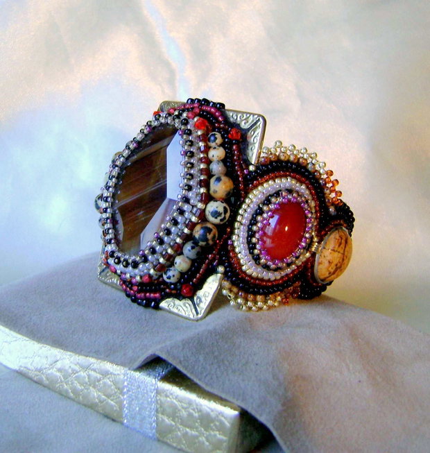 Bratara vintage , podoabe pe viata, pietre semipretioase,cristale , perle, margelute japoneze