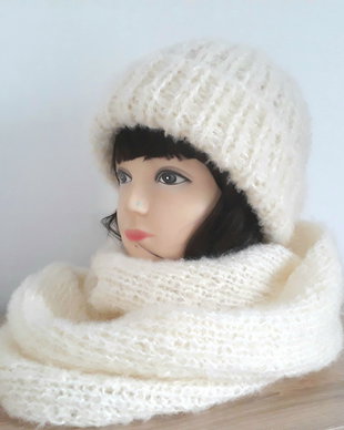 Fular si Caciula pastel crem tricotata manual fular circular mohair infinity beanie