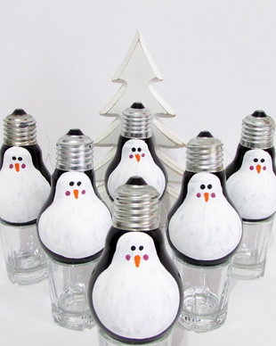 Glob Pinguin, glob bec reciclat, ornament bec, ornament pinguin, decoratiune pinguin