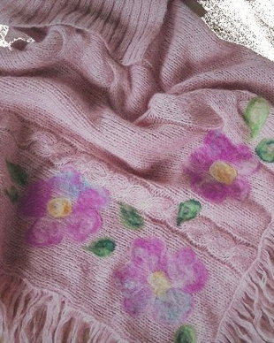 Poncho tricotat din fir lana , impaslit cu flori de lana merino si matase naturala