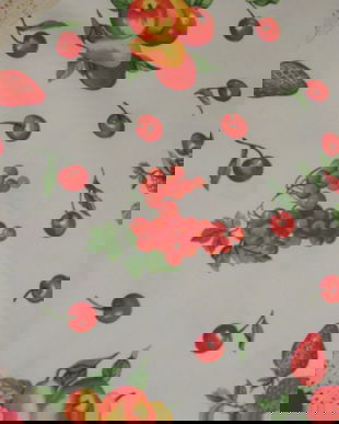 Fata de masa cirese si zmeura