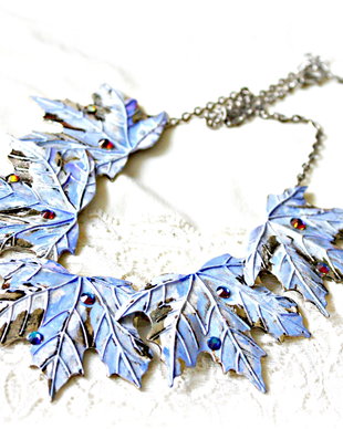 Colier statement cu frunze in culori de iarna si cristale Swarovski