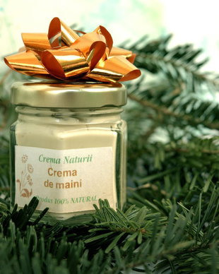 Crema de maini reparatoare cu aroma divina de ylang-ylang cu cutiuta cadou