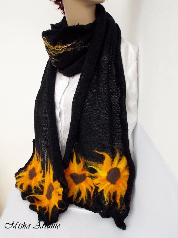 Vandut - Fular din tricot cu flori de Floarea Soarelui impaslite