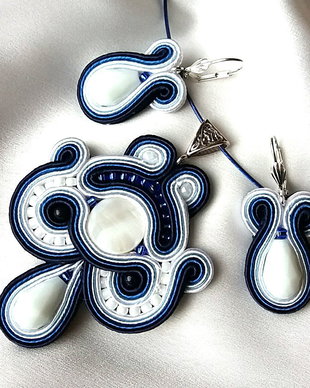 Set soutache alb-bleumarin cu sidef și cristale