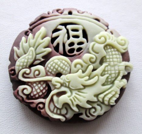 9907 - Pandantiv, jadeit sculptat, dragonul imperial, ideograma fu - ideograma norocului, 46mm