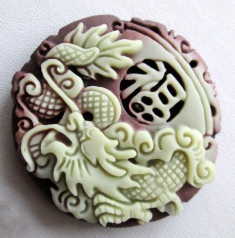 9907 - Pandantiv, jadeit sculptat, dragonul imperial, ideograma fu - ideograma norocului, 46mm
