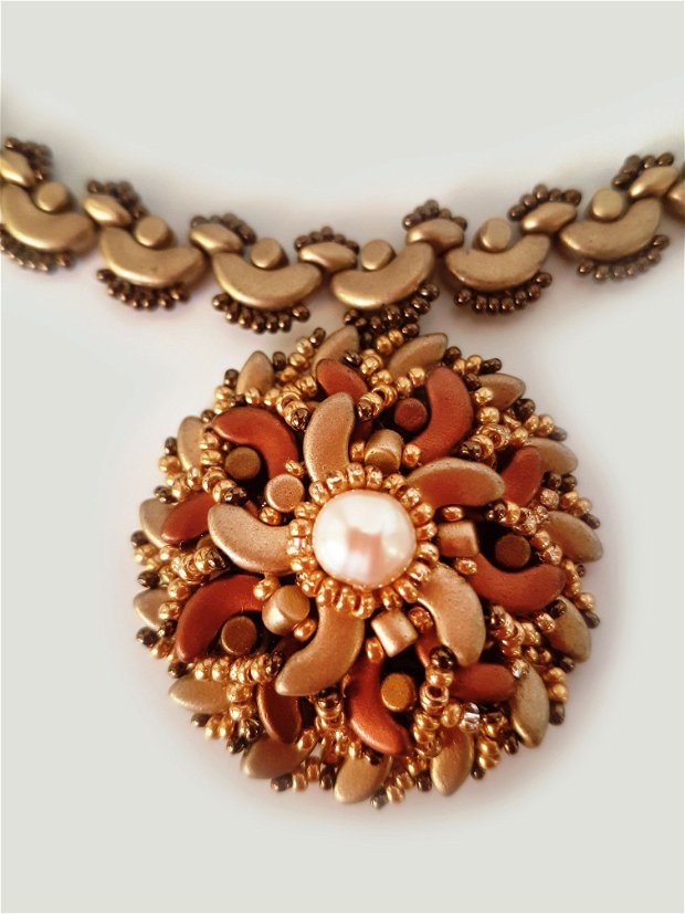 colier statement  in forma de crizantema, realizat din margele Puca si perle naturale
