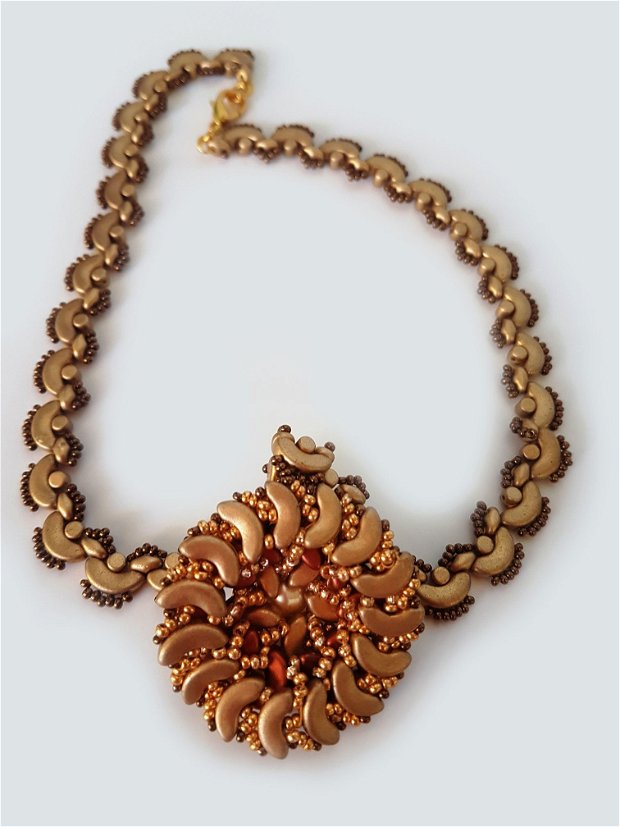 colier statement  in forma de crizantema, realizat din margele Puca si perle naturale