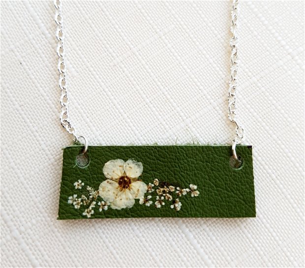 Colier/chocker din piele naturala verde decorat cu flori presate