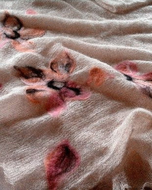 Poncho din mohair, impaslit cu magnolii de lana si matase naturala