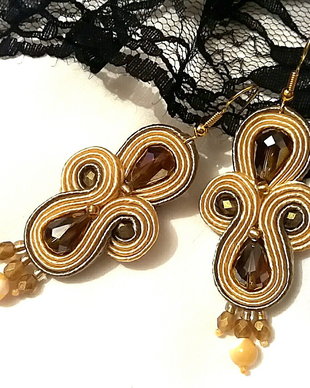 Cercei lungi soutache bej cu cristale aurii