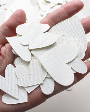 Inimi ivory decupate din carton usor texturat , sidefat