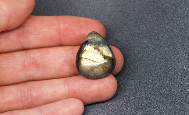 Cabochon Labradorit flashy - lacrima / 27 carate - IBN0017