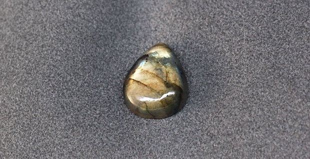 Cabochon Labradorit flashy - lacrima / 27 carate - IBN0017