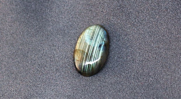 Cabochon labradorit cu straluciri dungate / 20.5 carate - IBN0014