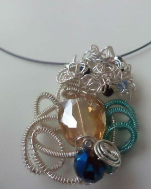 Colier handmade cu pandantiv din sarma si cristale fatetate - silver & gold