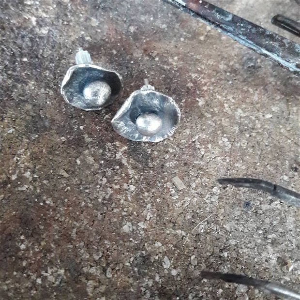 Cercei cu tija din argint reticulat, partial oxidat