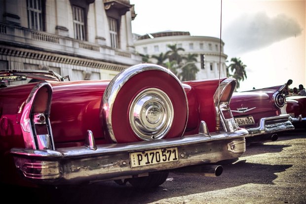 Tricou pictat "Red car - Cuba"