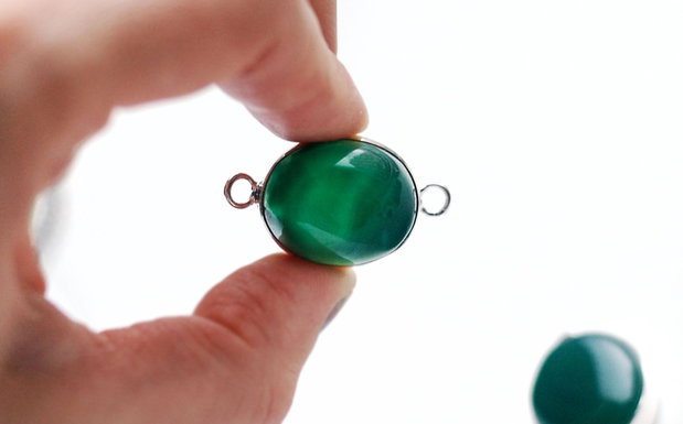 Conectoare agat oval verde smarald in rama argintata si antichizata