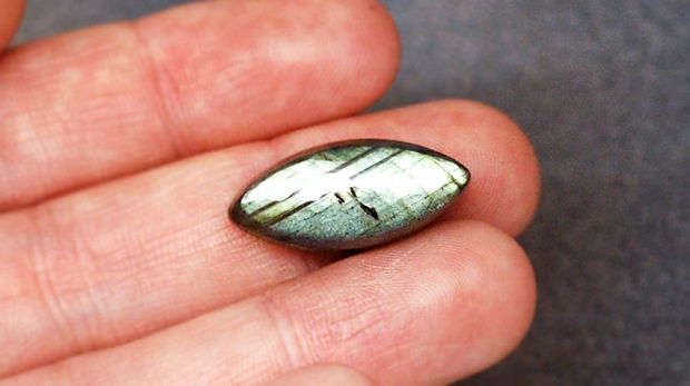 Cabochon Labradorit Marchiza flashy verde galbui - IBN0010