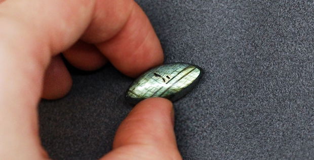 Cabochon Labradorit Marchiza flashy verde galbui - IBN0010