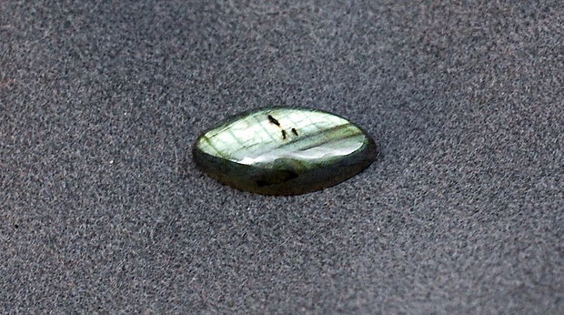 Cabochon Labradorit Marchiza flashy verde galbui - IBN0010