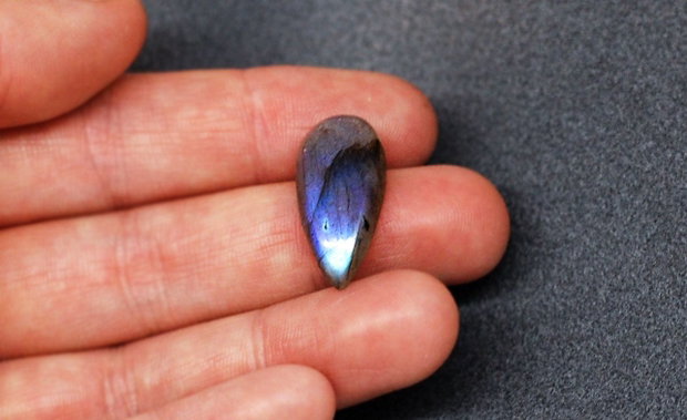 Cabochon Labradorit lacrima cu subton albastru - 9 carate - IBN-0011