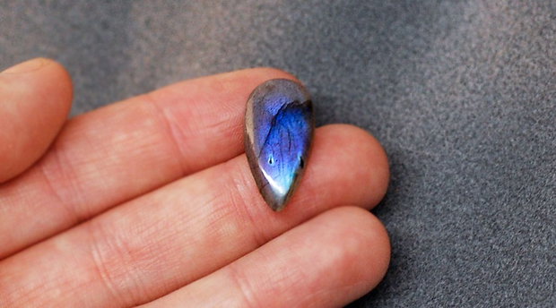 Cabochon Labradorit lacrima cu subton albastru - 9 carate - IBN-0011