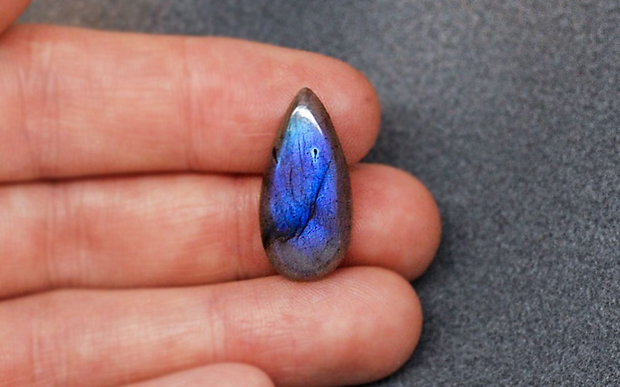 Cabochon Labradorit lacrima cu subton albastru - 9 carate - IBN-0011