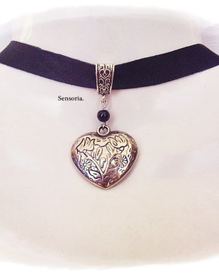 chocker de piele cu pandantiv inima gravata