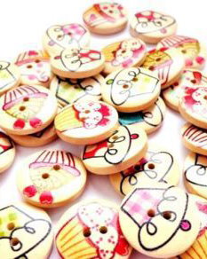 Nasturi din lemn cu model cupcakes