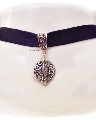 chocker de piele , pandantiv cu arabescuri