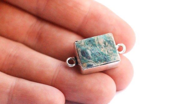Conector kyanit in fuchsite cu ocluziuni de rubin in rama argintata