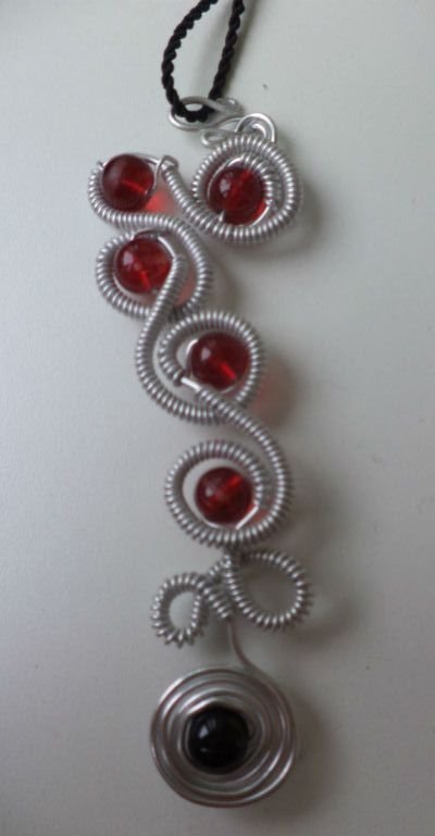 Colier handmade cu pandantiv din sarma si sfere din sticla rosii - silver& red