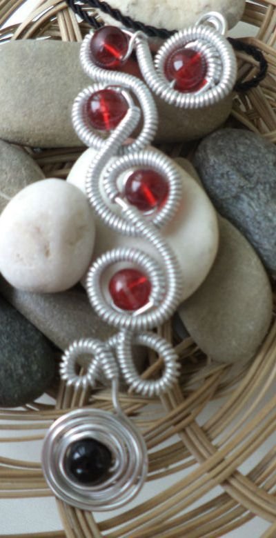 Colier handmade cu pandantiv din sarma si sfere din sticla rosii - silver& red