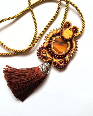 Pandantiv soutache lung cu ciucure maro