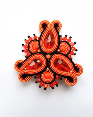 Brosa soutache portocalie cu cristale