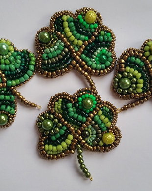 Martisor/Trifoi cu 3 foi/ margelit Brosa verde