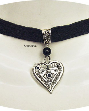 chocker piele , dantela si pandantiv inima