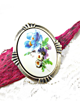 Brosa vintage de portelan cu flori albastre si violet