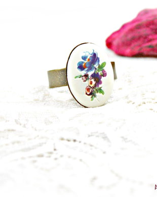 Inel vintage de portelan cu flori albastre si violet