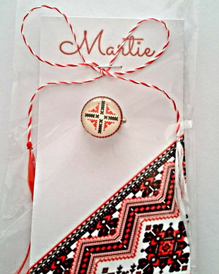Brosa martisor cabochon sticla 14mm motive traditionale