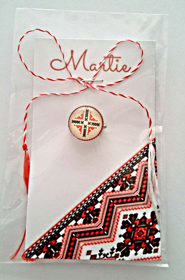 Brosa martisor cabochon sticla 14mm motive traditionale