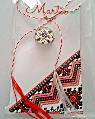 Brosa martisor cabochon sticla 14mm motive traditionale
