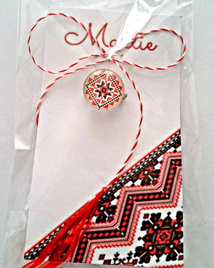 Brosa martisor cabochon sticla 14mm motive traditionale