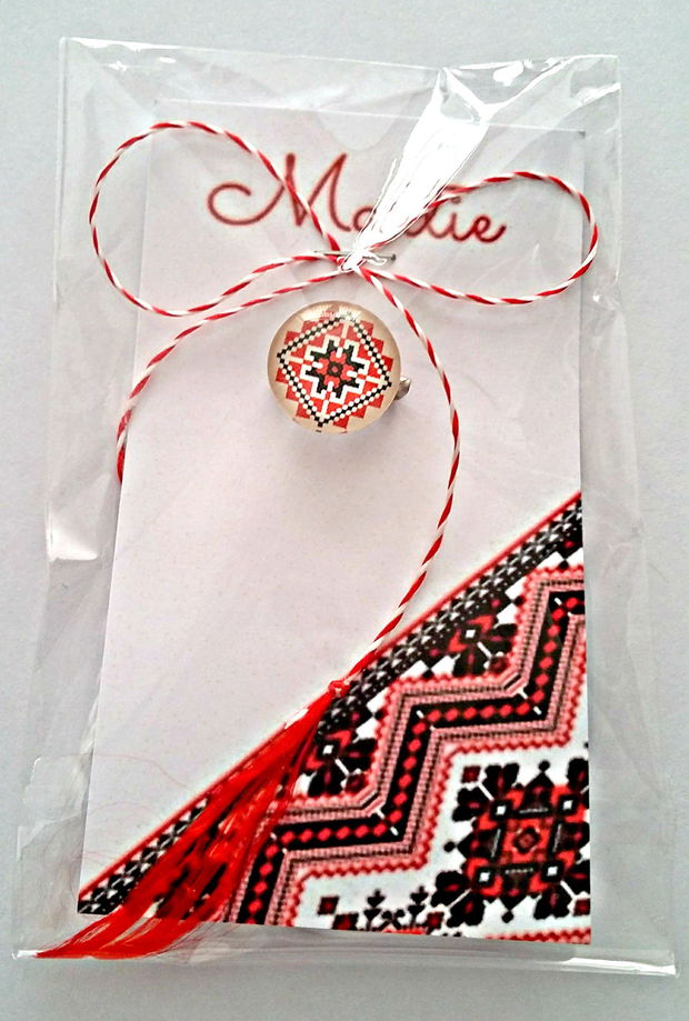 Brosa martisor cabochon sticla 14mm motive traditionale